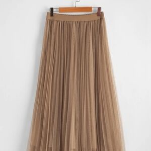 scallop edge highwaist mesh overlay skirt. Deep tan. fits size L(12-18).